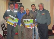 Los primeros once agricultores/as de un total 43 beneficiarios/as del concurso “Provincia de Arauco” del Programa Recuperación de Suelos del Ministerio de Agricultura, que ejecuta el Servicio Agrícola y Ganadero (SAG), recibieron sus incentivos, los que alcanzan hasta la 160 Unidades Tributarias Mensuales (UTM) en algunos casos. La actividad se realizó en la sala de reuniones del SAG en Cañete y permitió a los/as seleccionados/as entregar su visión del programa a los directivos del SAG.