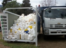 Trabajadores recopilando envases plásticos.