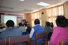 Funcionario SAG expone sobre agricultura orgánica en charla a agricultores de la zona.