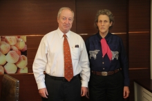 Entre el 25 y el 29 de noviembre, la zoóloga, etóloga, y profesora de la Universidad Estatal de Colorado y Doctora en Ciencia Animal en la Universidad de Illinois, Temple Grandin visitará nuestro país, invitada por el Director Nacional de Servicio Agrícola y Ganadero (SAG), Aníbal Ariztía. La experta en bienestar animal es reconocida mundialmente por su trabajo en el manejo de ganado, diseño de instalaciones y sus métodos de evaluación para mejorar las condiciones de estos animales en los predios.