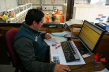 Funcionario SAG revisa documnentación para importaciones