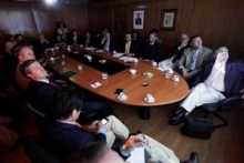 Director Nacional SAG, junto a privados, ministro y encargada de lobesia para hablar del tema